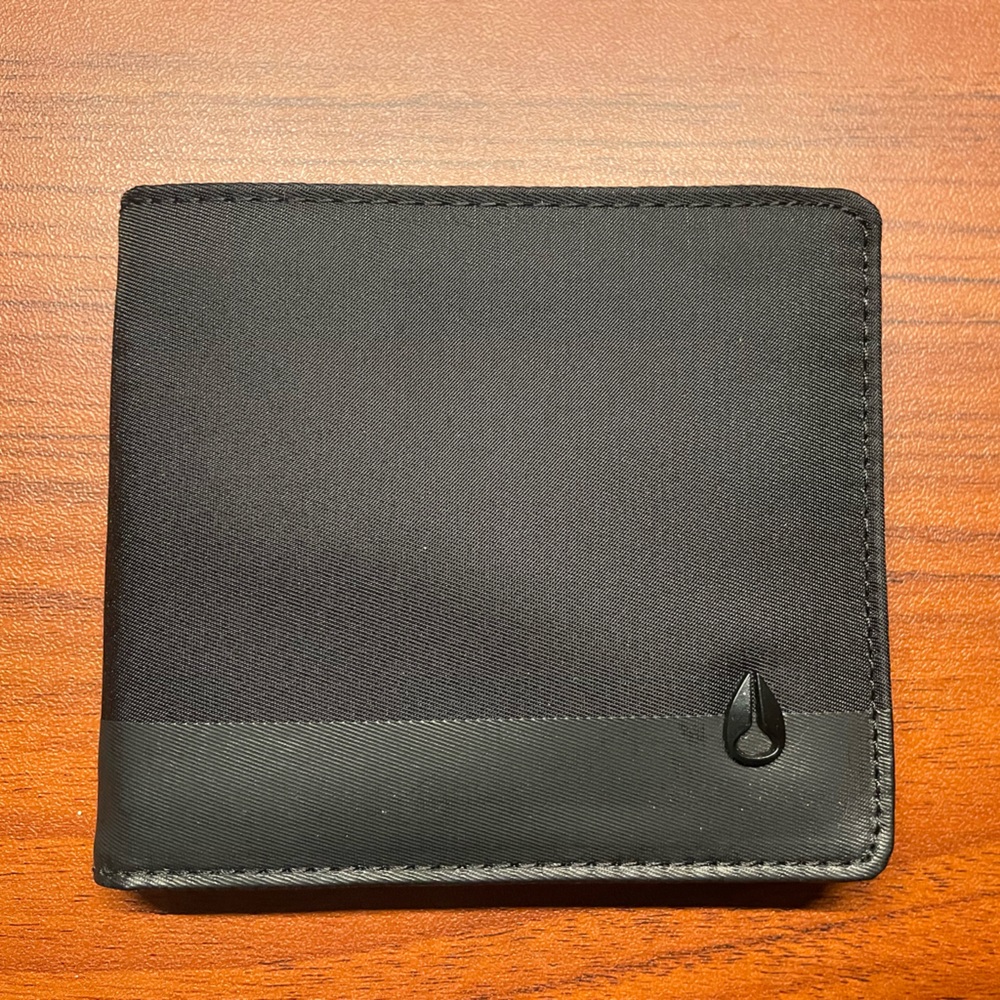 NIXON: PHASE FIVE NYLON / LEATHER WALLET
